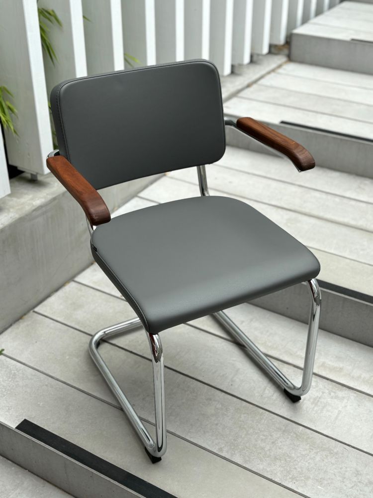 Thonet Freischwinger S 64 PV mit Armlehn