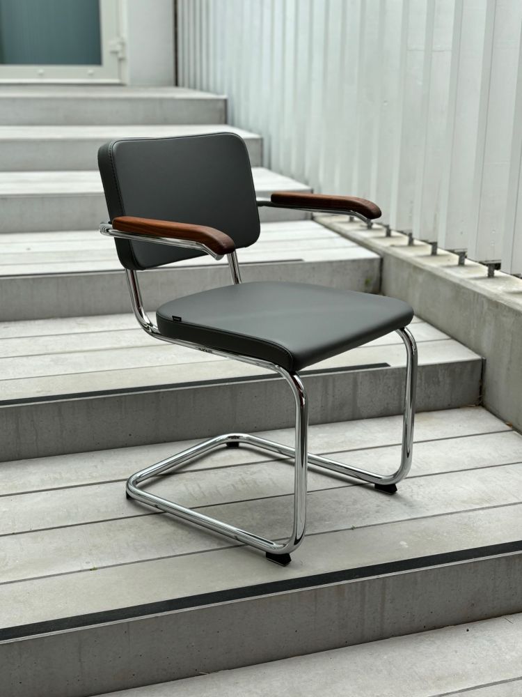 Thonet Freischwinger S 64 PV mit Armlehn