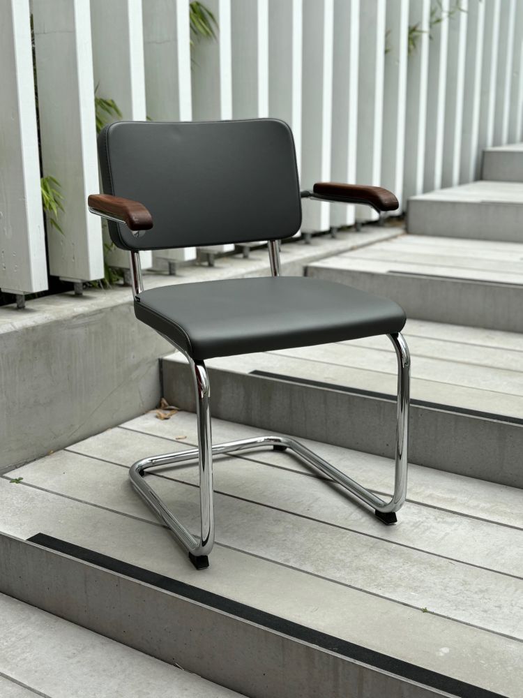 Thonet Freischwinger S 64 PV mit Armlehn